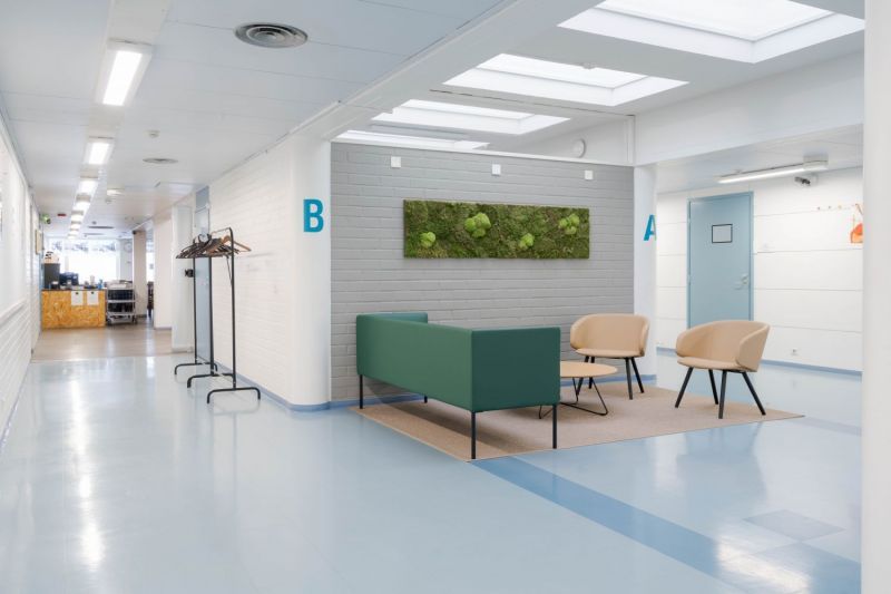 Toisen kerroksen kalustettu istuinryhmä aulassa