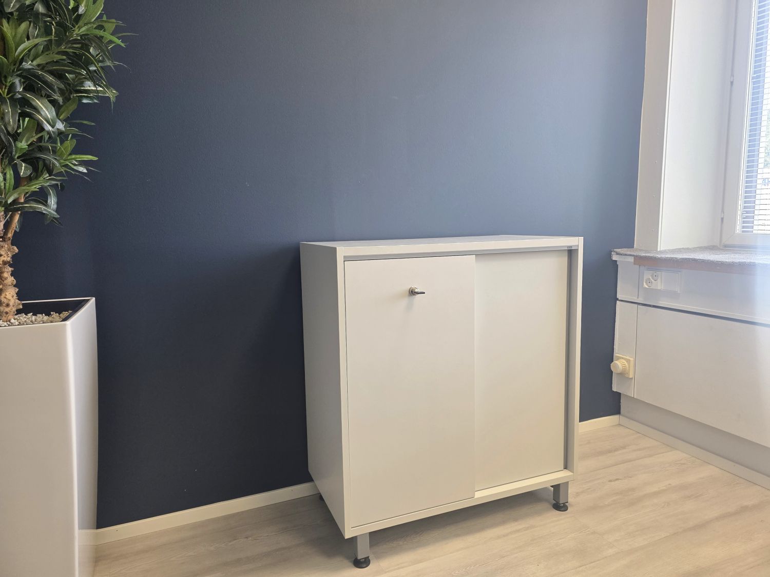 Microtoimiston lukollinen kaappi