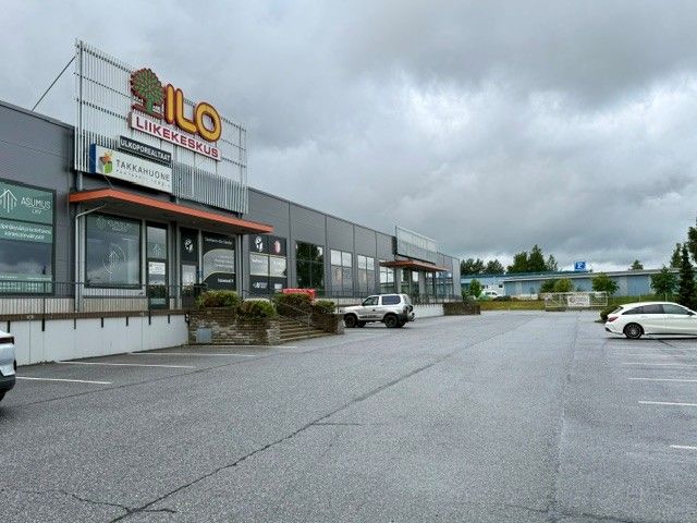 Toimitilaa vapaana erinomaisella sijainnilla Ylöjärven Elovainiossa.Liikekeskus Ilo sijaitsee Vaasantien/ valtatie 3:n vieressä ja siitä on erinomainen näkyvyys tielle. Elovainion kohdalla kulkee keskimäärin n. 18000 ajoneuvoa vuorokaudessa.Tontin pysäköintialue ja rakennuksen sisäänkäynnit sijai...