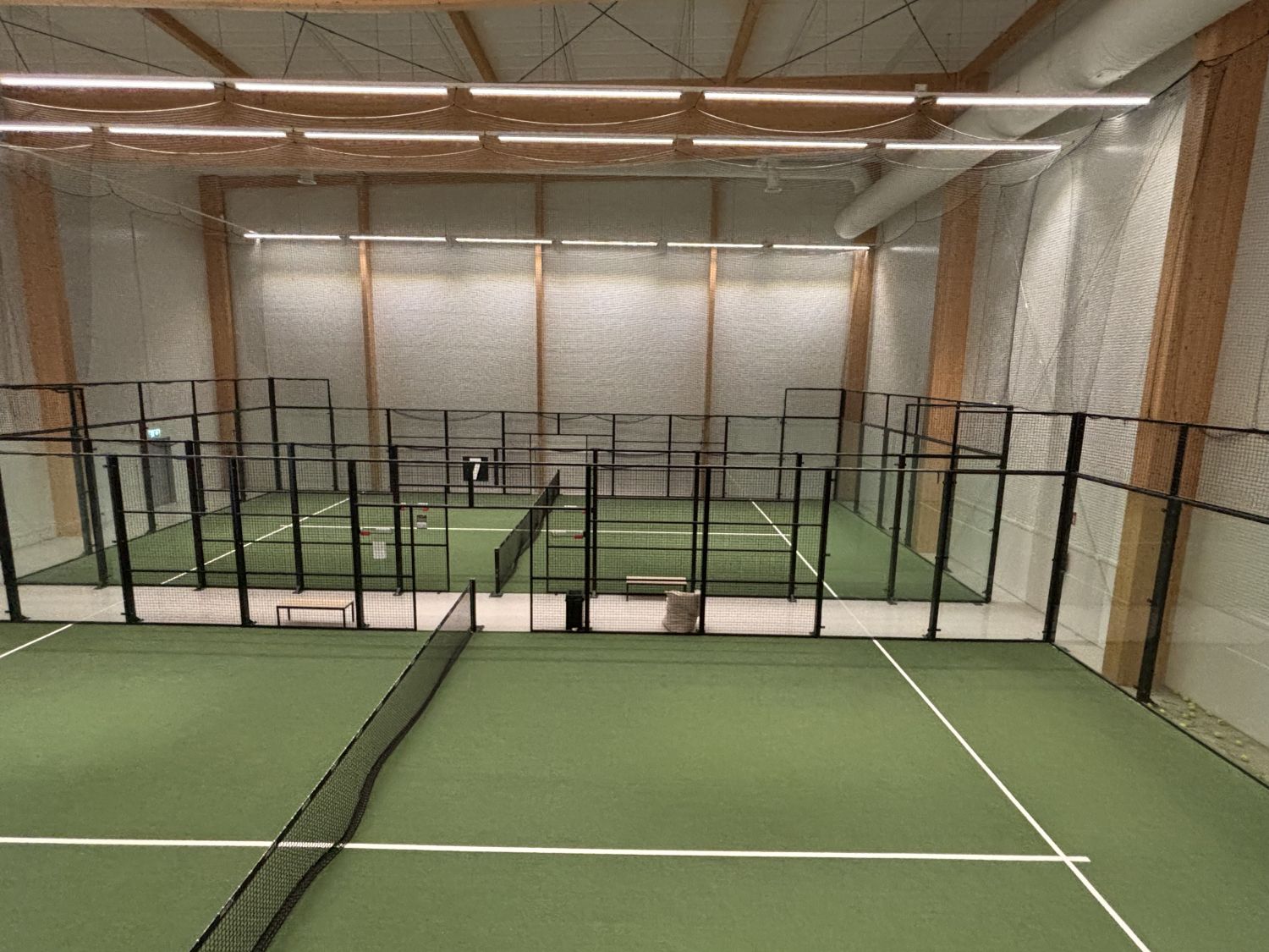 2 kenttää toisella puolella