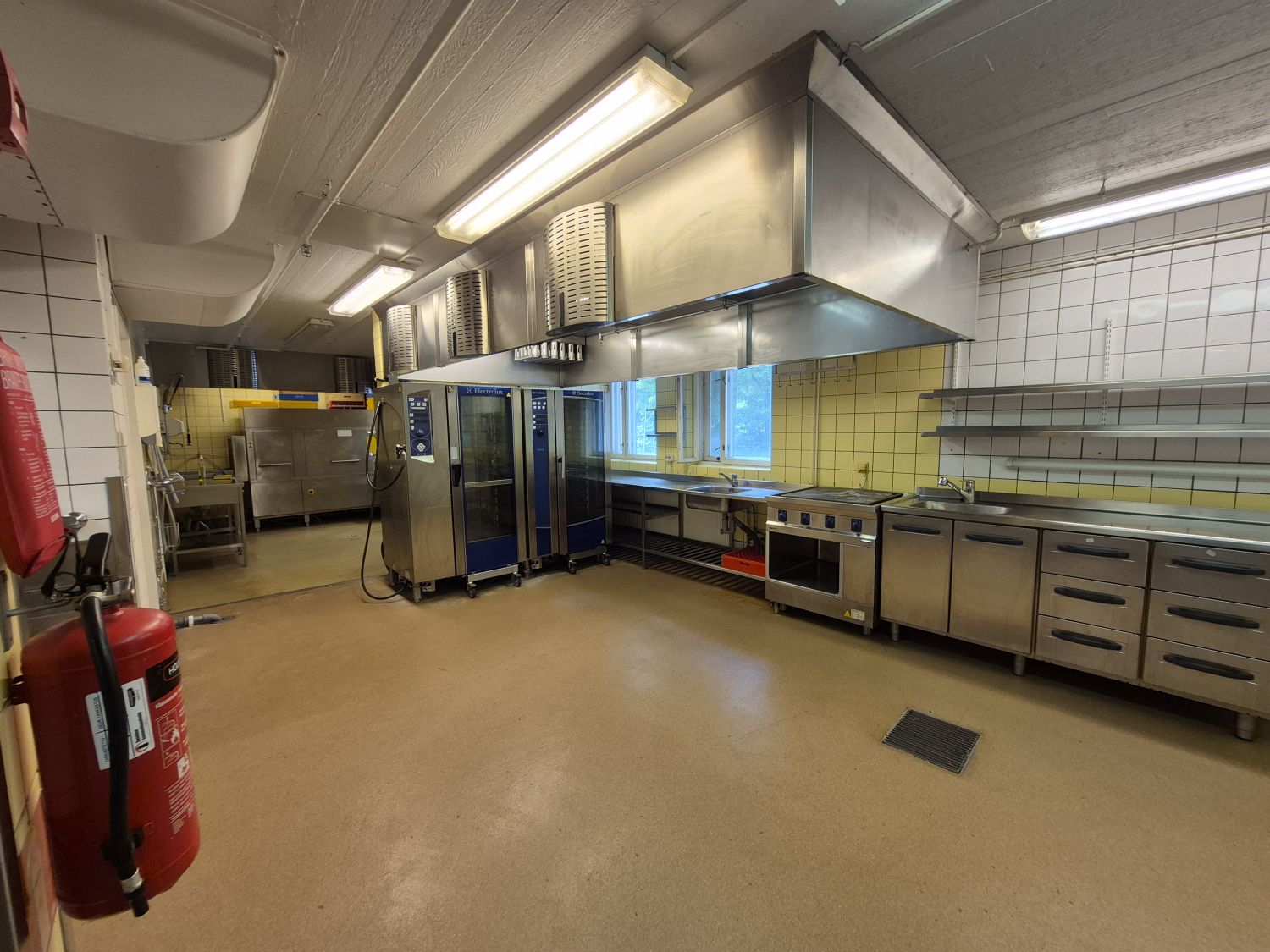Valoisaa, avointa keittiötilaa