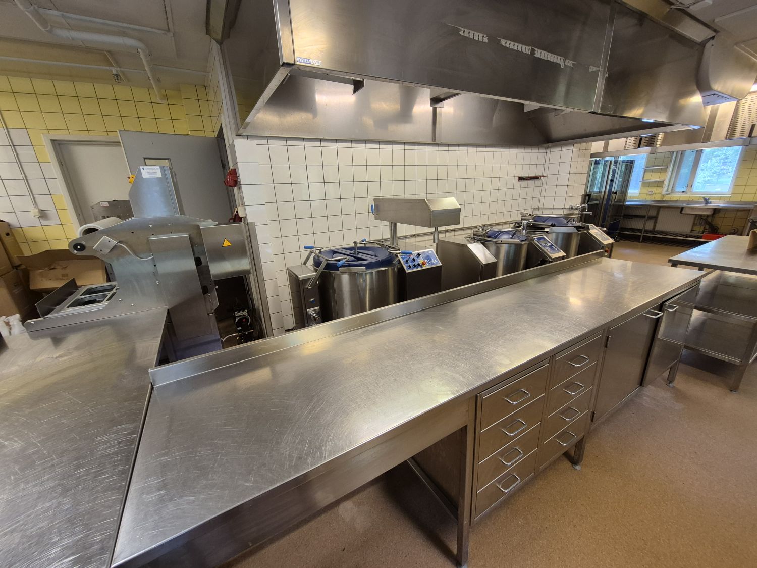 Valoisaa, avointa keittiötilaa