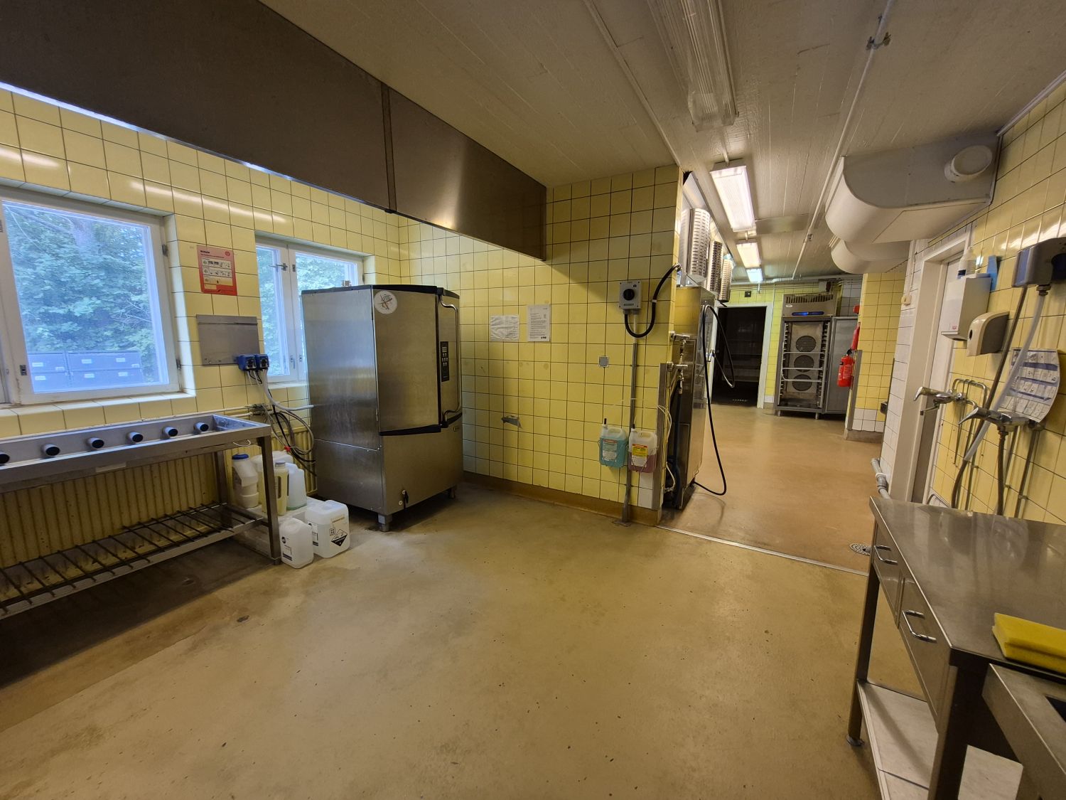Valoisaa, avointa keittiötilaa