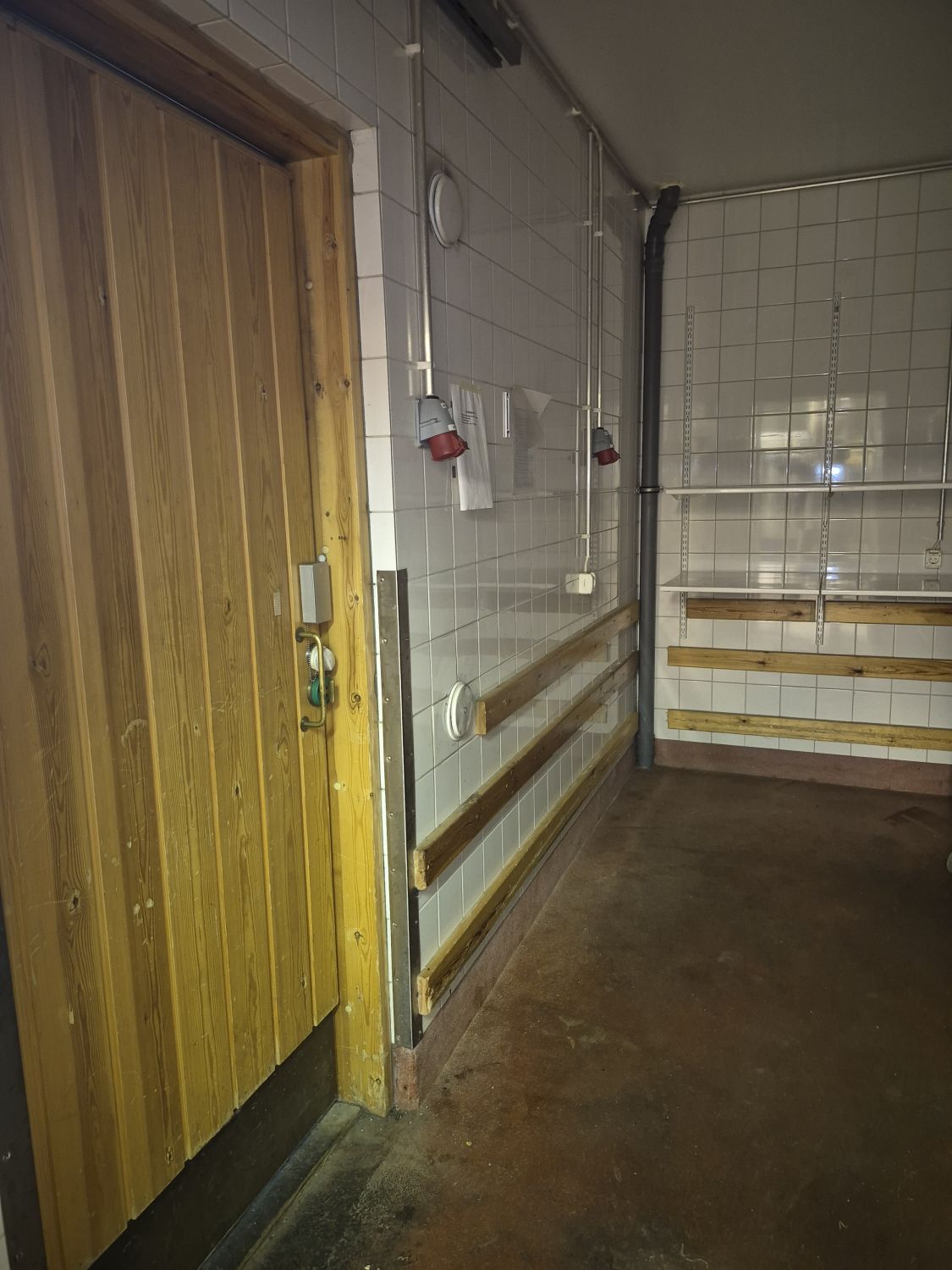 Sisäänkäynti ulkoa suoraan kuivavarastoon
