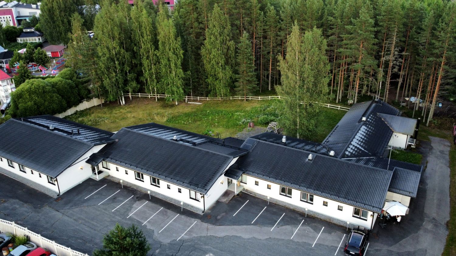 Ilmakuva hotellikiinteistöstä ja piha-alueesta.