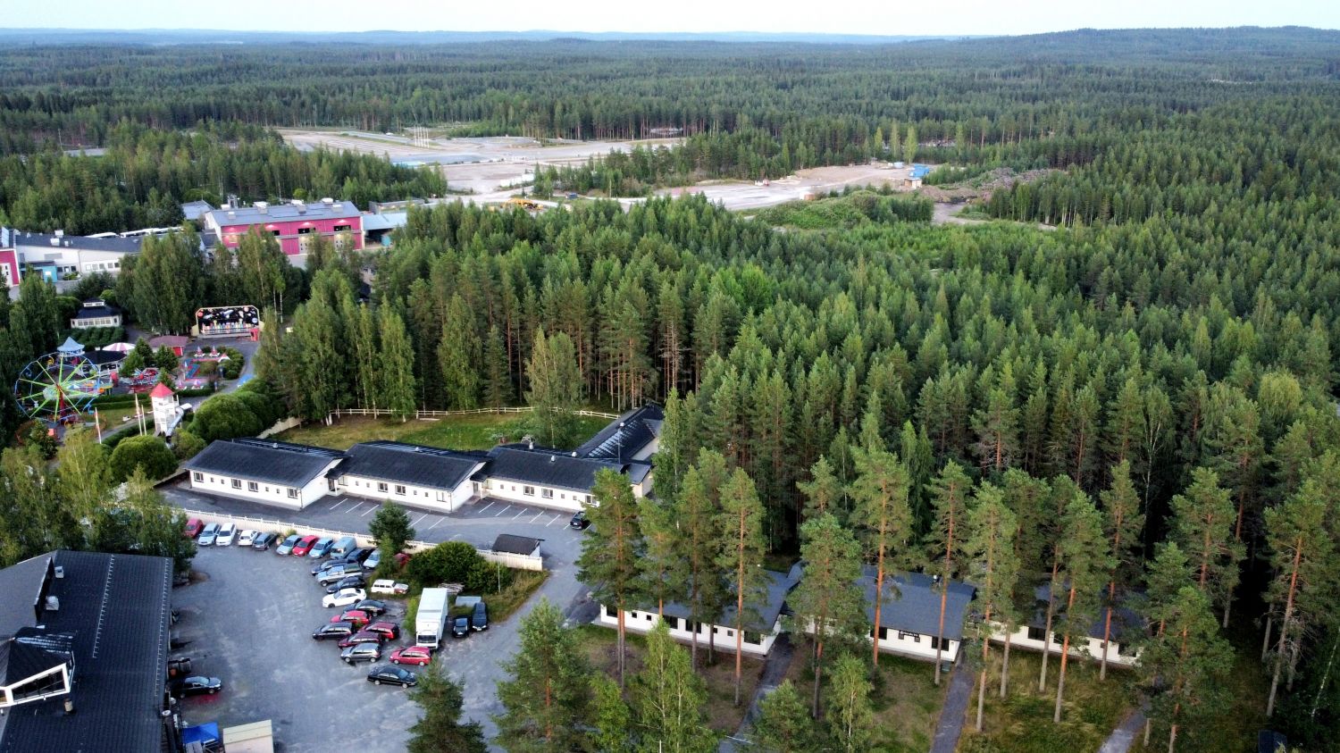 Ilmakuva kohteesta ja ympäröivästä metsämaisemasta.