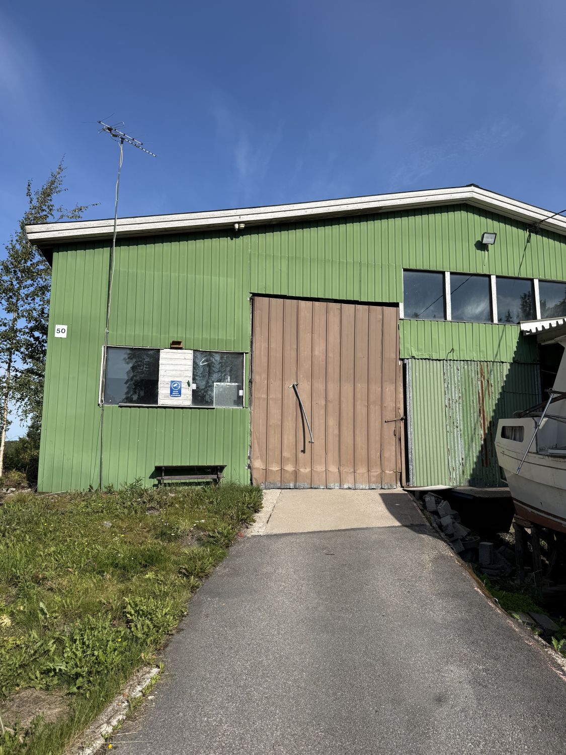 Kylmää varastotilaa 332m2. Kuvissa näkyvä toimisto on lämmin tila.

Kohteeseen tulossa uusi nosto-ovi.
