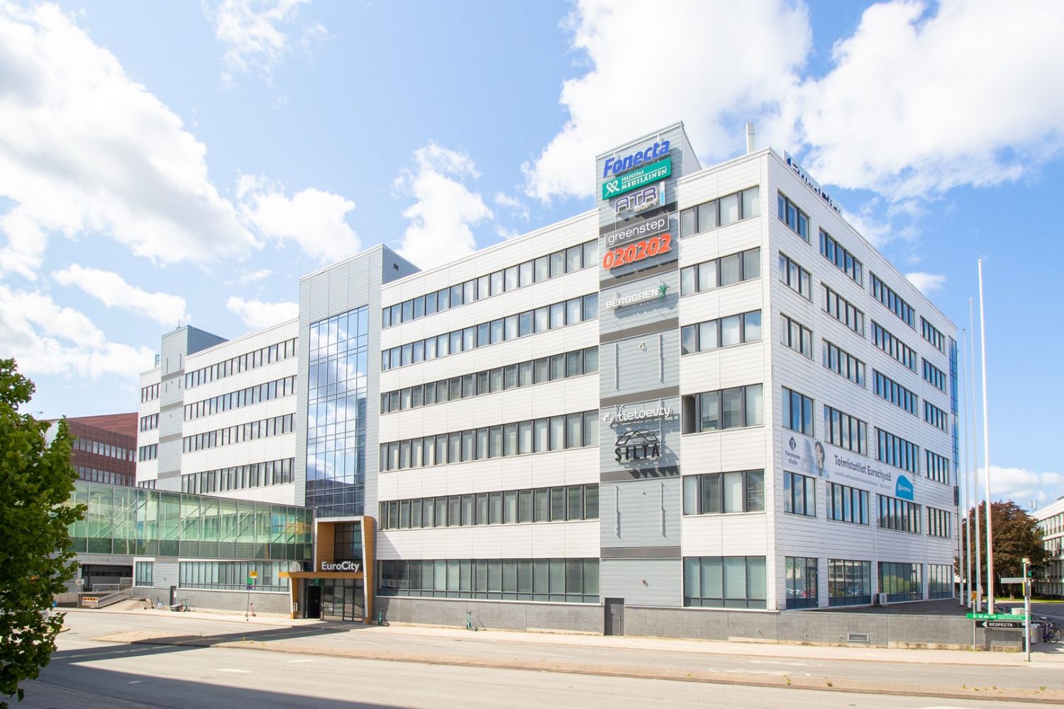 Tämä valoisa ja kokonaisuudessaan jäähdytetty toimistokokonaisuus tarjoaa avaran työympäristön, joka koostuu erikokoisis...