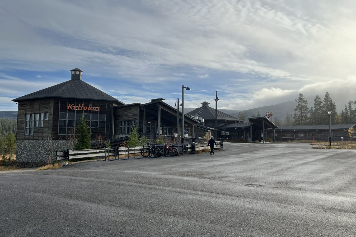 Metsähallitus myy Yllästunturin luontokeskus Kellokkaan noin 1.1 hehtaarin määräalalla. Pihapiirissä, jonka myytävä määr...