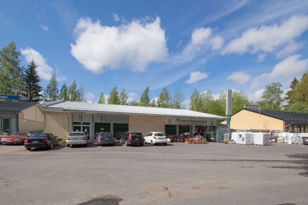Kahteen osaan jaettu liiketila lähellä keskustaa. Tilat vuokrattu toistaiseksi voimassaolevilla vuokrasopimuksilla.
