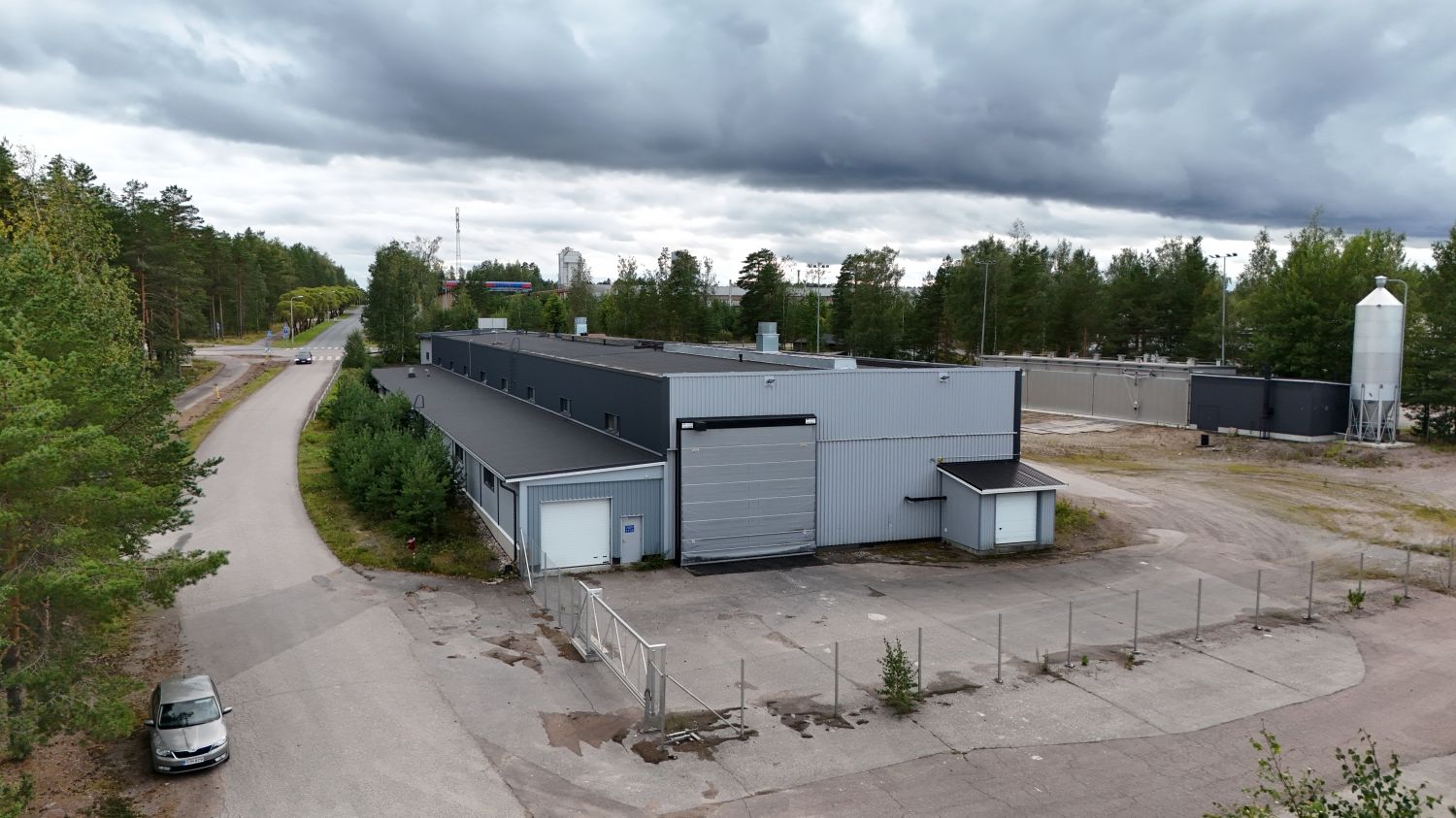 Monikäyttöinen tuotantorakennus siltanostureilla sekä isolla piha-alueella.