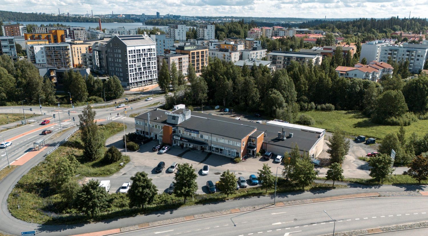 Hyvien kulkuyhteyksien varrella, Pirkkalan ja Tampereen rajalla sijaitseva yrityskeskus. Kävelyetäisyyden päässä on kauppakeskus Veska, josta löytyy kattava valikoima lounasravintoloita, erikoisliikkeitä ja hyvinvointipalveluita.