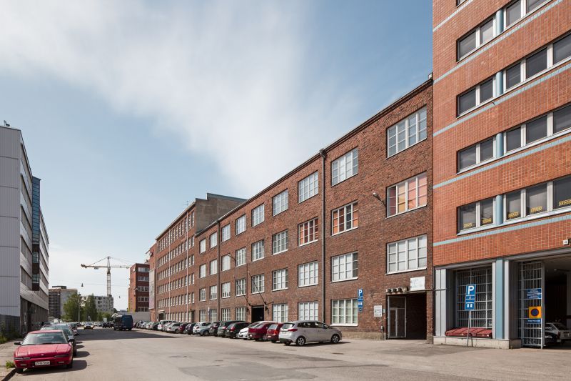 Tyylikäs, teollisuushenkinen 61,5 m²  liiketila/toimistotila Vallilassa.