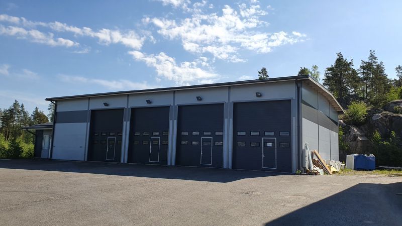 Hieno kahden ison nosto-oven tuotanto/hallitila hyvällä sijainnilla. Vuokralaisen käytössä iso piha, jota voi käyttää monipuolisesti. Piha on kauttaaltaan kestopäällystetty.