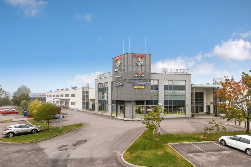 Näyttävä 2149 m² liiketila Finnoon maamerkkinä tunnetussa Sisustustalossa, aivan Länsiväylän varrella
