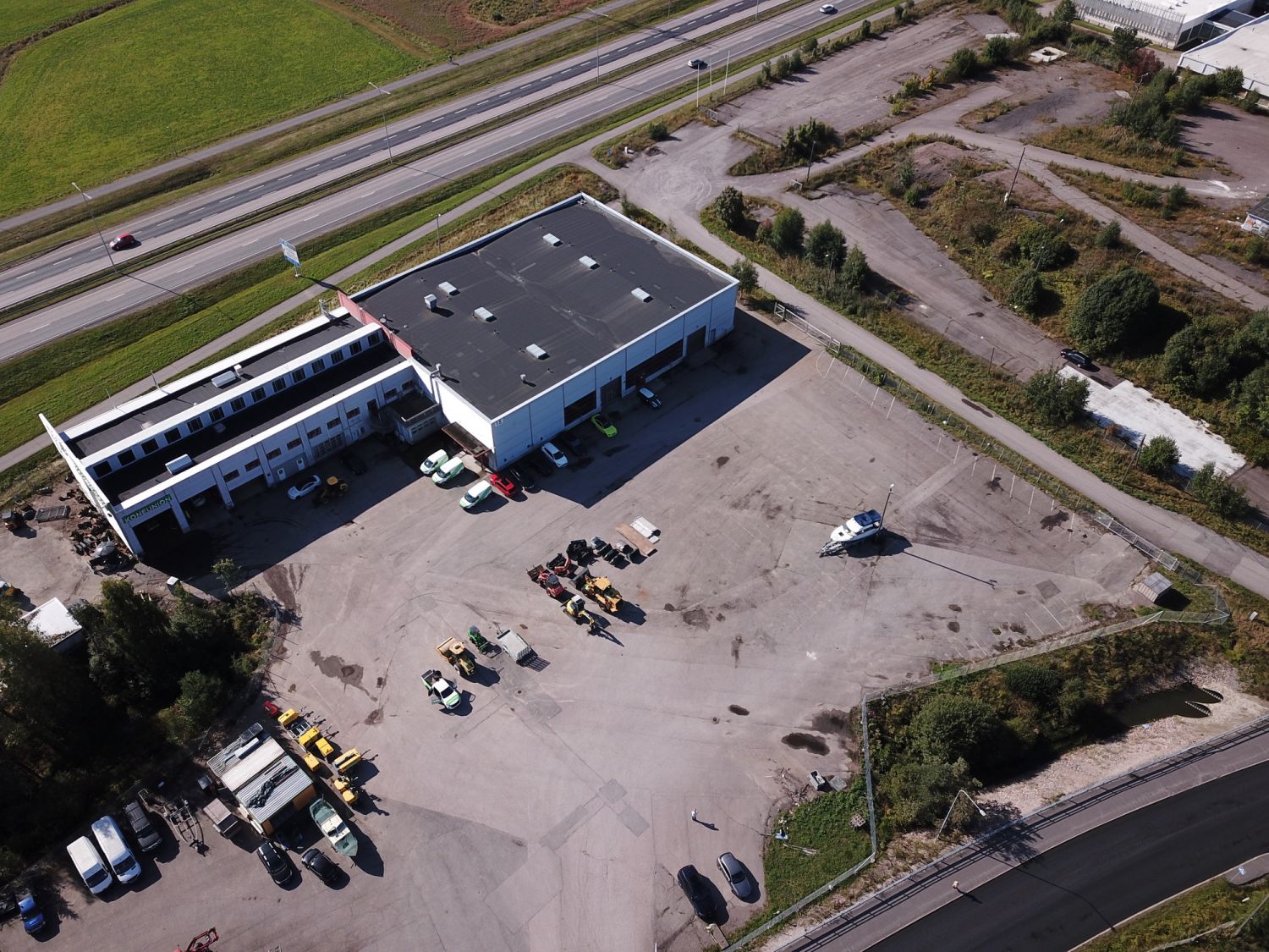 VUOKRATAAN 1948m²  TUOTANTO-/VARASTO-/TOIMISTO- JA PIHATILAA HYVÄLLÄ SIJAINNILLA KEHÄ 3:N VARRELLA, Juvankartanontie 15, 02920 EspooVuokrattavana monipuolinen tuotanto-, varasto- ja toimistokokonaisuus erinomaisella ja erittäin näkyvällä sijainnilla suoraan Kehä III:n varrella Espoossa. Kohde tarj...