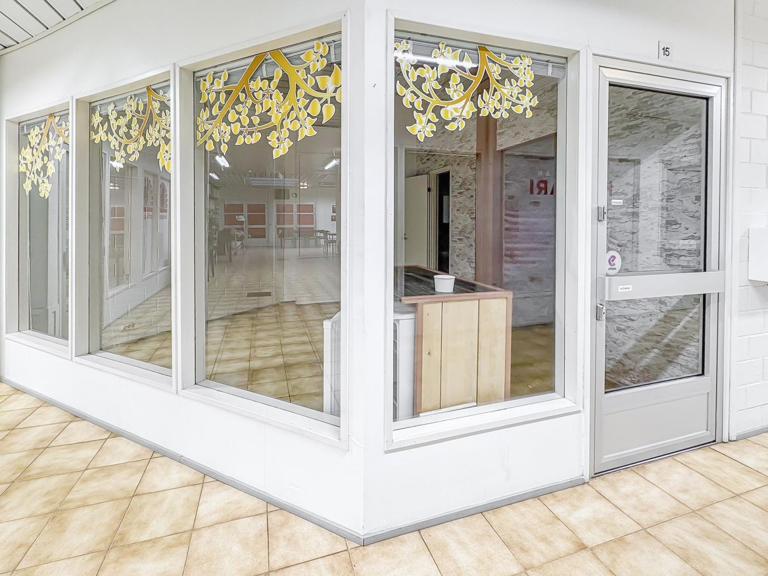 Vuokrattavana valoisa ja avara 27 m²:n liiketila keskeisellä sijainnilla Joensuussa, osoitteessa Jukolankatu 19. Liiketi...