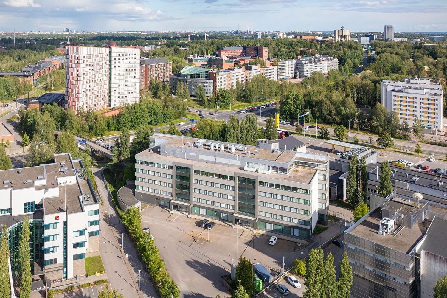 Tuo yrityksesi täysin uudistettuihin toimitiloihin! Maarinportti on v. 2025 remontista valmistuva toimistokohde. Tämä on esimerkki toimistotilasta, johon voi saada n. 24 työpistettä. Tilankäyttöratkaisuun ja materiaalivalintoihin voi vaikuttaa. Käytössä on vuokranantajan tarjoama sisustussuunnitteli...