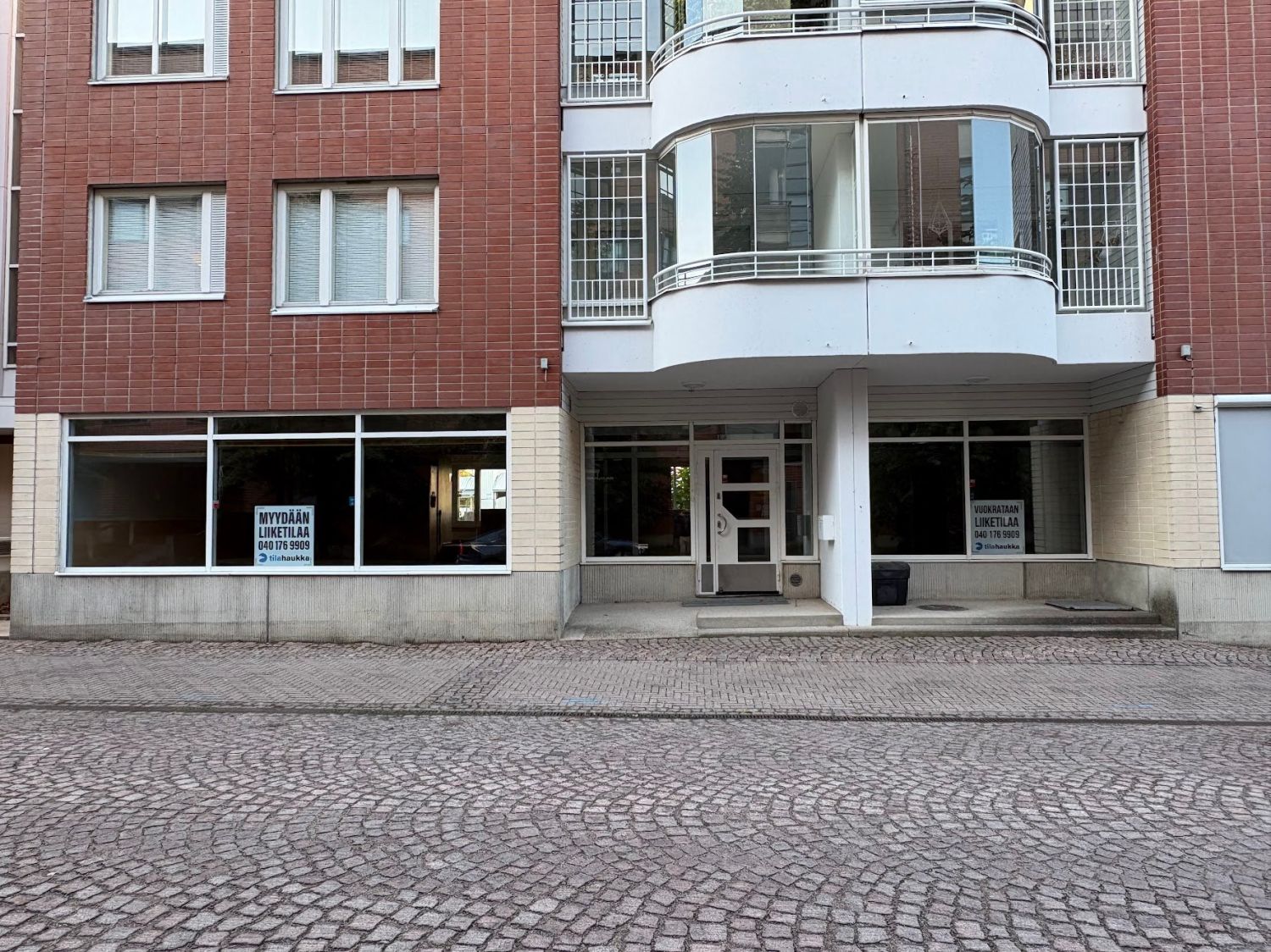 Paikka sijaitsee liikenteellisesti hyvällä paikalla. Kun käännyt Uudenkadun valtaväylältä Heinätorinkadulle, niin oletkin jo perillä. Liiketilassa on yhdistettynä kaksi liiketilaa, joista pienempi on 55m2 ja isompi 73m2. Sisäänkäynti tiloihin on kadun puolelta yhdestä tuulikaapista. Takapihalle on...