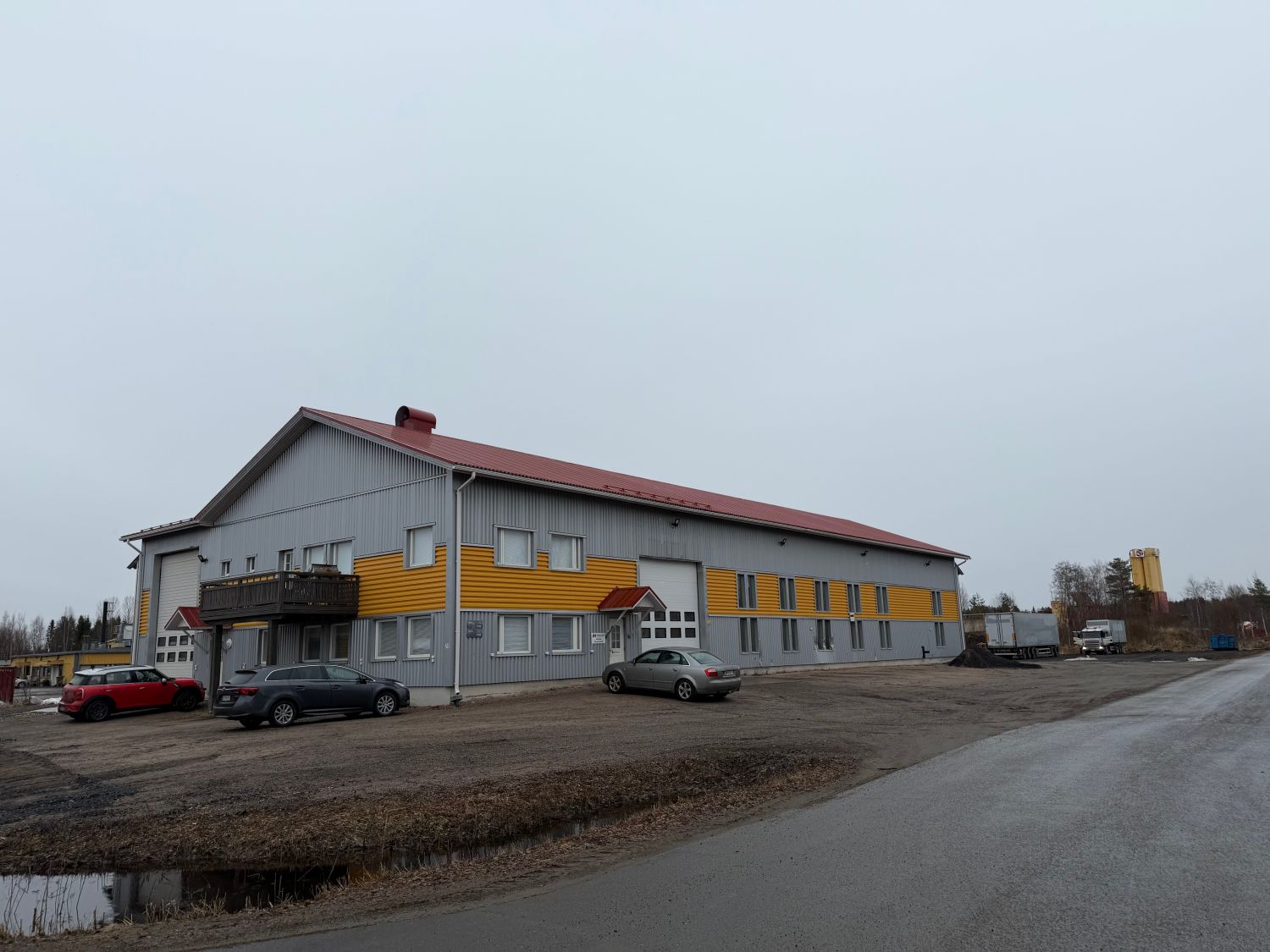 Tarjolla monipuoliset tuotantotilat suositulta Hakamaan yritysalueelta Kempeleestä. Tilakokonaisuus soveltuu erinomaises...