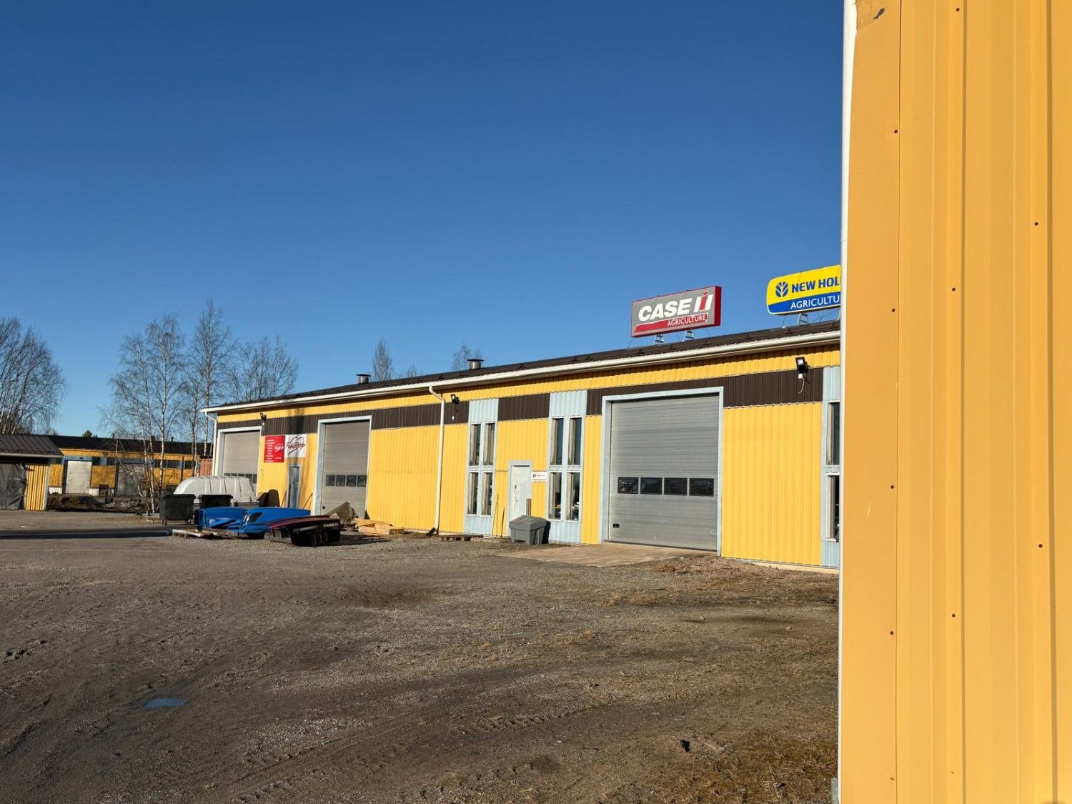 Tarjolla hyväkuntoinen ja muunneltava noin 1000 m²:n toimitila erinomaisella sijainnilla Kempeleen Hakamaalla. Tila sove...