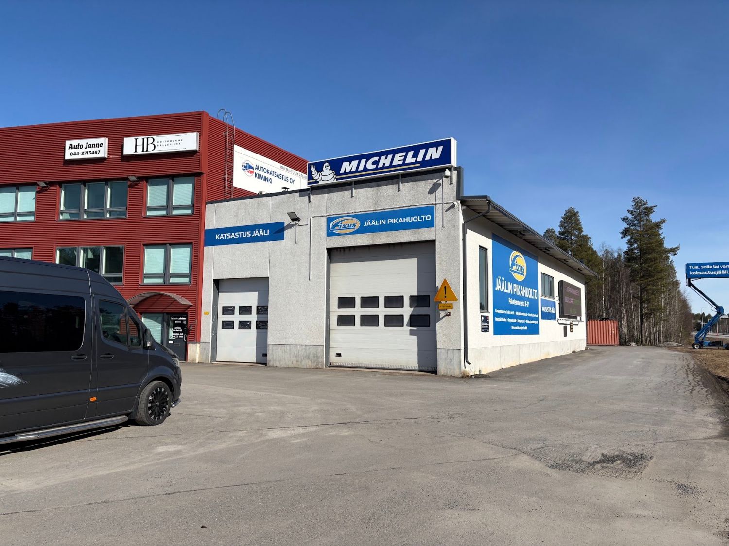 Oulussa Kuusamontien varrella vuokrattavana moneksi muuntautuvaa liiketilaa. 
Vuokraan sisältyy lämmitys, sähkö ja vesi....