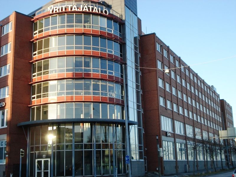 Maamerkiksi muodostuneesta Helsingin Yrittäjätalosta, vuokrataan edullista, hyväkuntoista, muutama vuosi sitten remontoitua ja moneen käyttöön sopivaa, valoisaa toimisto-/tuotantotilaa, jossa muutama neuvotteluhuone, muuten monitoimi-/avotilaa. Tarvittaessa huoneita on mahdollista rakentaa lisää. Ti...