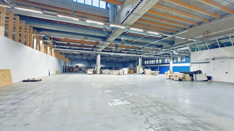Vuokrataan 4900m2 varasto/-tuotantotila Helsingin Kuninkaantammesta lyhyen ajomatkan päässä Hämeenlinnanväylältä. Tilast...