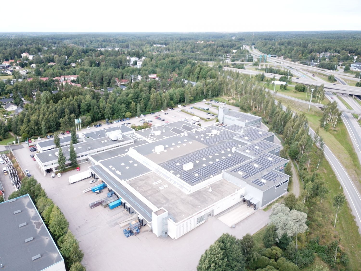 Turuntien varrella, Espoon Muuralassa 3500m2 hallitilaa. Hallista noin 3000m2 on 8m korkeaa tilaa ja loput noin 500m2 on 5m korkeaa tilaa. Hallissa on pienet toimistotilat + wc valmiina. Aidattu, tilava piha-alue. LisätiedotSampo Ylikulju 040 354 1771Lasse Sorvari 040 568 5900