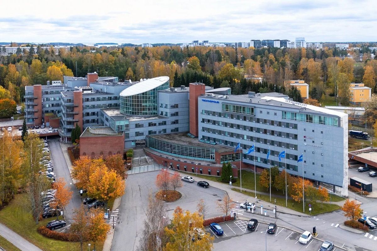 Vuokrataan 1. kerroksen toimistotila, jossa valmiina kaksi huonetta ja avotilaa. Yhteiskäyttöiset tilat heti tilan lähei...