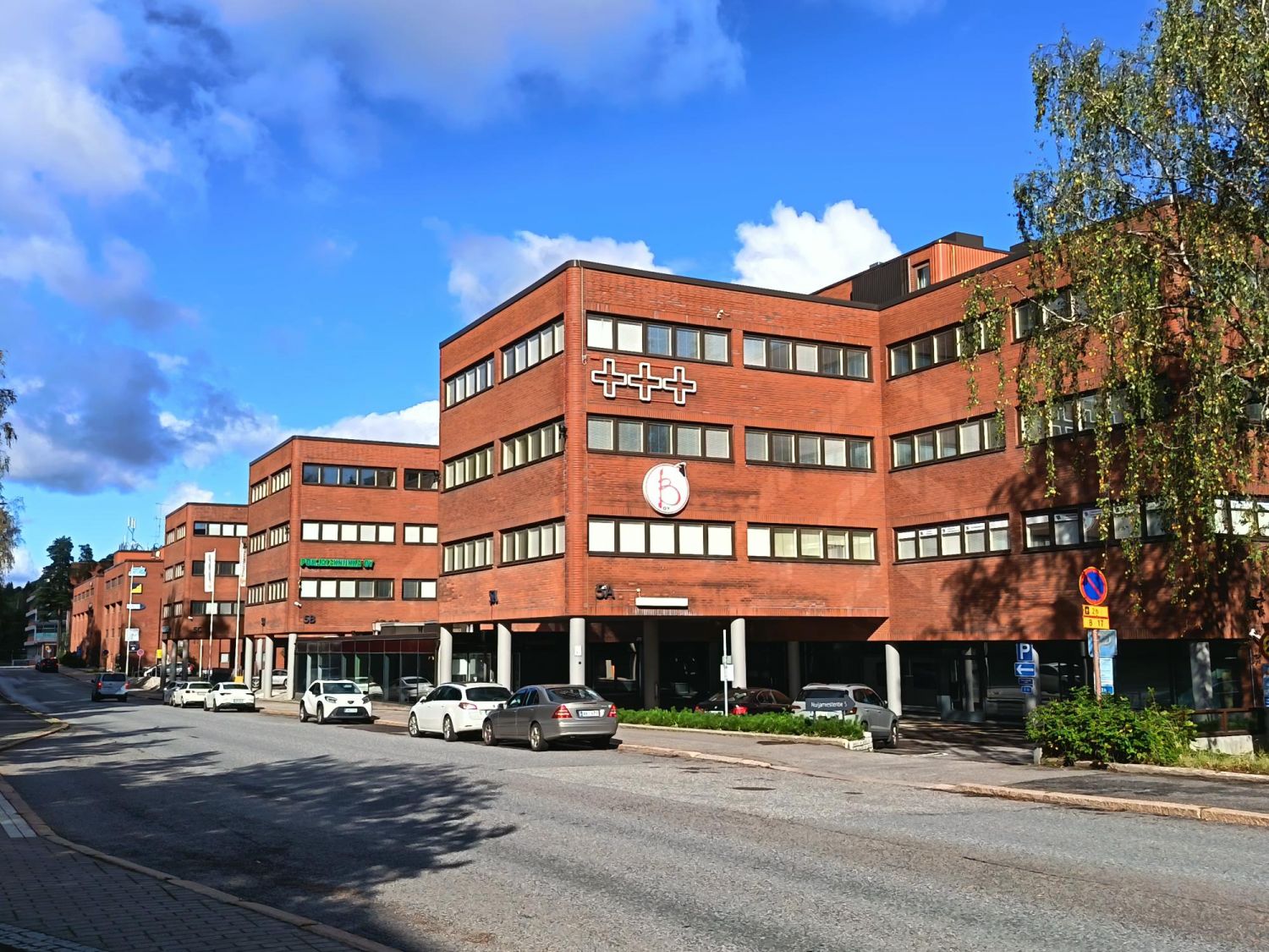 Rakennuksen ylimmässä kerroksessa on vapaana yksittäisiä toimistohuoneita. Käytävällä sijaitsevat yhteiskäytössä olevat ...
