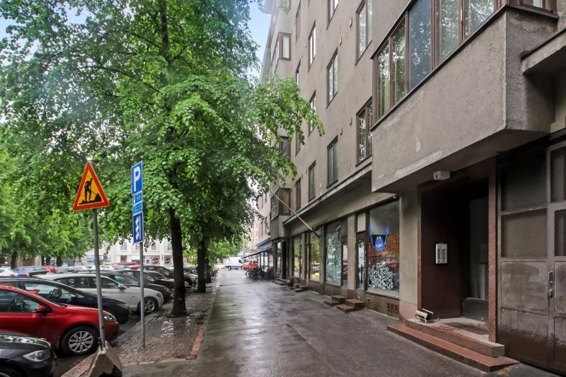 Siisti, loistavalla paikalla Töölössä sijaitseva katutason 13,5 liiketila, asuinrakennuksen kivijalassa.