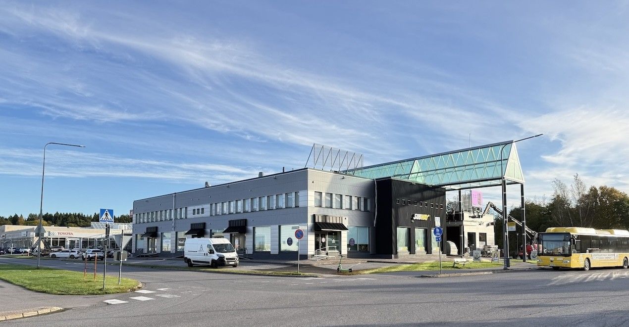 Länsikeskuksen Citymarketin ja Prisman välisellä alueella Länsiporttina tunnetusta liikekeskuksesta on vapautumassa 160 m2 toimitila. Toisen kerroksen liike- ja toimistotila, joka vapautuu koulutuskäytöstä 1.1.2027. Kuvista poiketen huoneiston lattiat ja pintoja on päivitetty. Tila käsittää avoime...