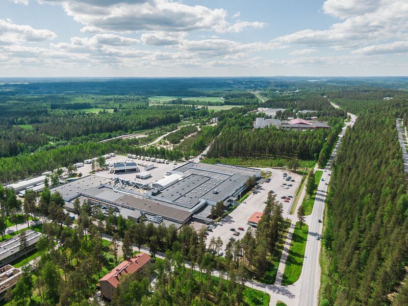 Vuokrataan tuotanto- / varastotilaa, jonka korkeus on 4-9 metriä. Tilassa on 9 lastaustaskua, 2 lastauslaituria isolla nosto-ovella ja 5 isoa maantason nosto-ovea. Lisäksi tilaan sisältyy toimistotilaa ja taukotiloja. Kohteessa on kattavat lastaus- ja purkufasiliteetit, ja se soveltuu erinomaisest...