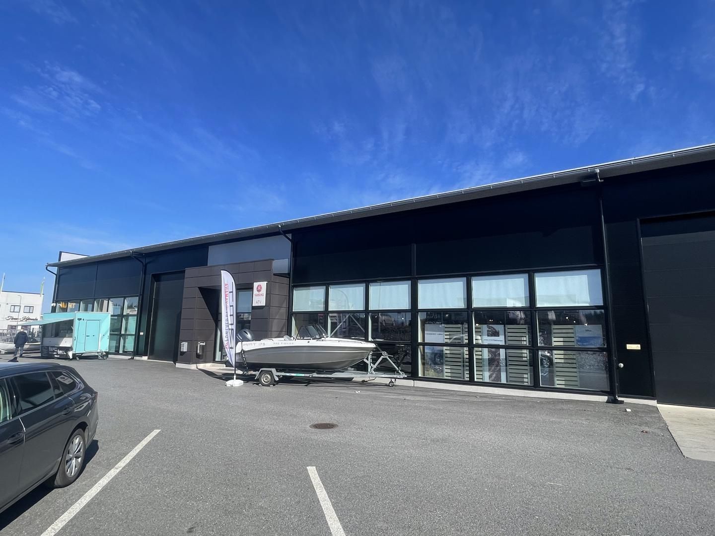 Suuri liiketilakiinteistö Pirkkalassa Autokeskuksentie 7 ja 3500m2
