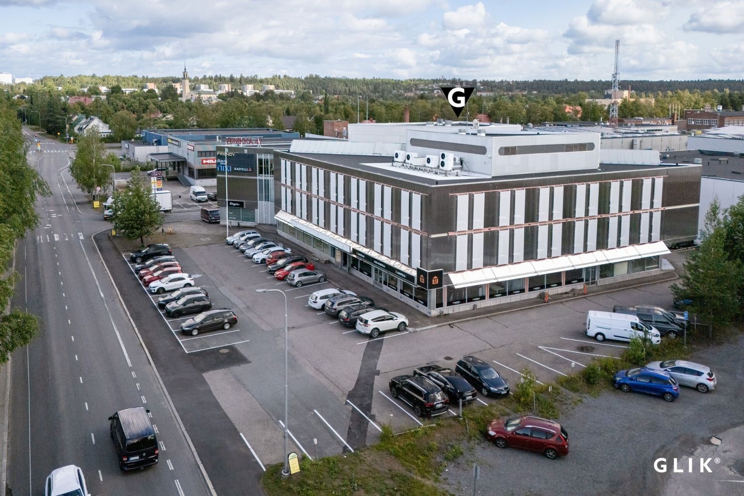 Pihassa asiakaspysäköintiä