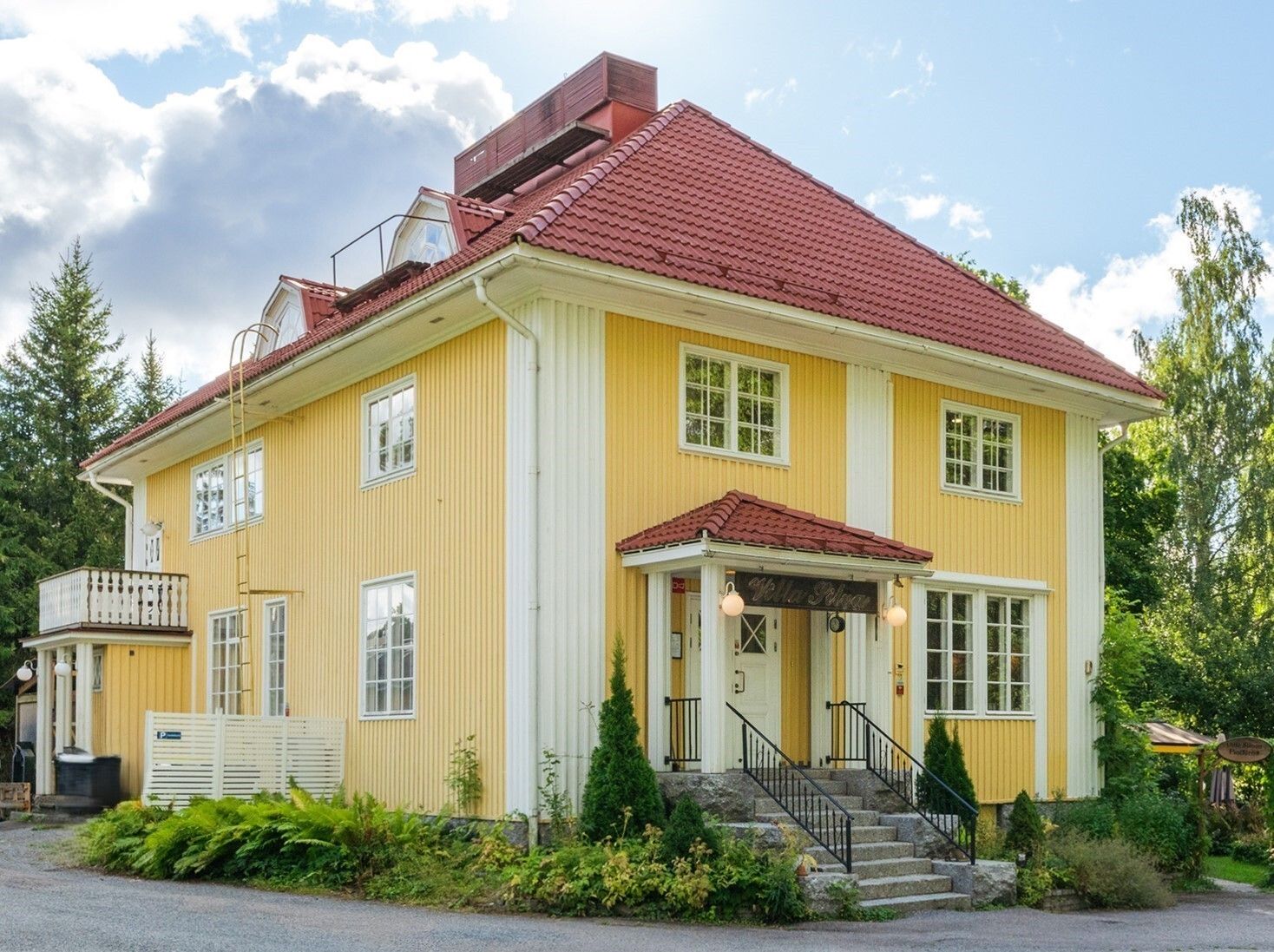 KERRASSAAN UPEA JA PERINTEIKÄS – VILLA SILVA

Nokian keskustan tuntumassa sijaitsee poikkeuksellisen kaunis, keltainen, ...