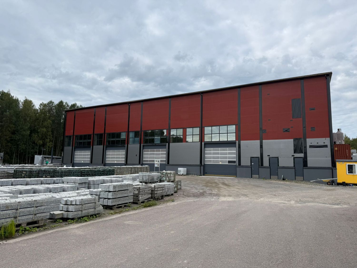 LÄPIAJETTAVA KORKEA HALLI raskaalle kalustolle ja logistiikkaan. 
ISOT PIHA-ALUEET Kerava-Sipoon logistiikkakeskittymän ...
