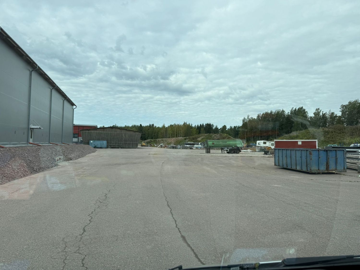 Asfaltoitu piha länteen
