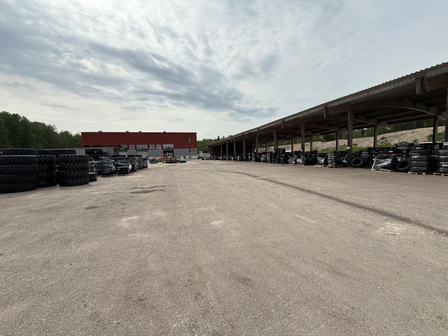 Asfalttipiha katoksen vasen puoli