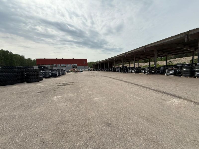 Asfalttipiha katoksen vasen puoli