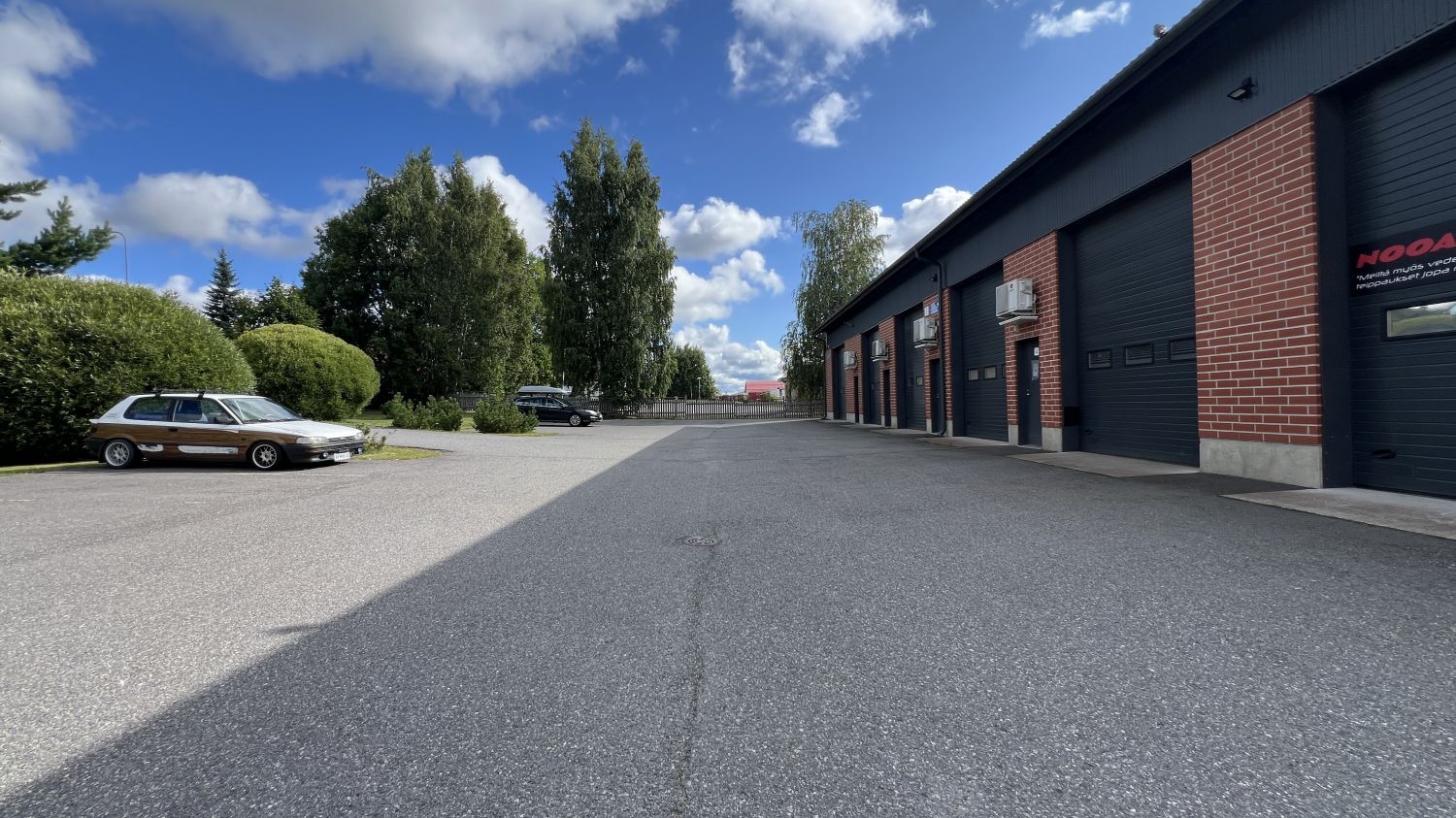 Myydään 38m2 halliosake / varastotila osoitteessa Siutlankatu 7, 20380 Turku. Tilassa on oma wc, lavuaari, lämminvesivaraaja, sekä ilmalämpöpumppu. Sähkötoiminen nosto-ovi on noin 2,98 m leveä ja 3,9 m korkea.