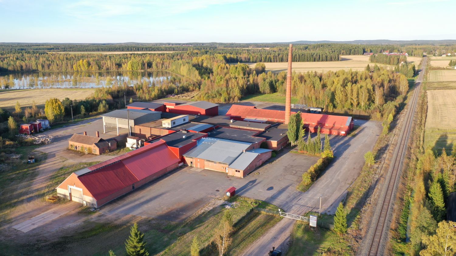 Miedon konepaja kiinteistö. Metallin työstötilat, puhaltamo, maalaamo + uuni, varasto ja katostilaa sekä isot toimistot ja sosiaalitilat. 110kV siirtolinja lähellä.