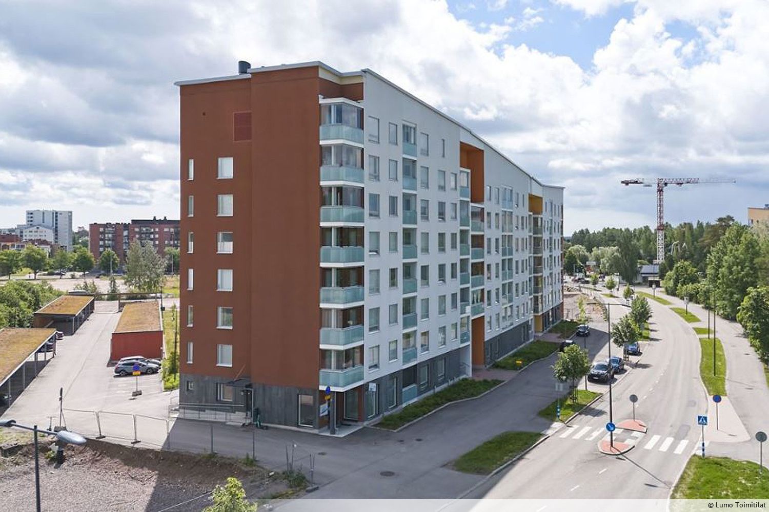 Vuokrataan näkyvällä paikalla rakennuksen päädyssä sijaitseva katutason liiketila Järvenpään Pajalassa. Toimitilassa isot ikkunat kadulle päin, erillinen taukotila keittiöllä sekä inva-WC.