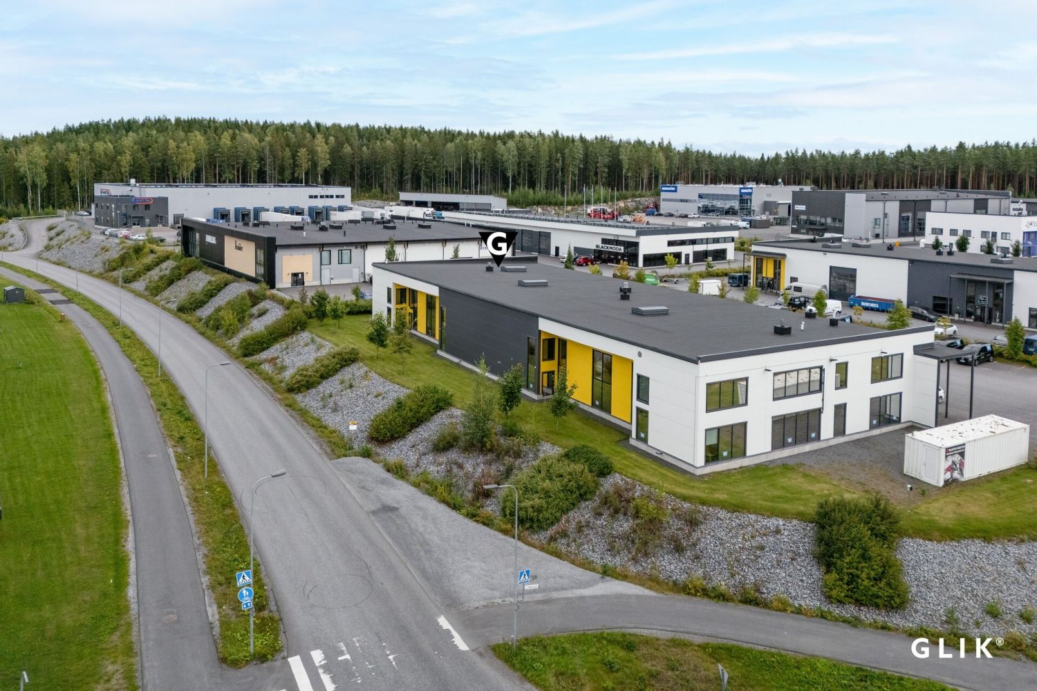 Pirkkalan Linnakalliosta erinomainen showroom sekä varaston yhdistelmä. Myymälä käyttöön suunniteltu mutta toimii myös kevyen teollisuuden tarpeisiin.Tämä erittäin laadukkaasti rakennettu, uutta vastaava tila on heti vapaa. Maalämpö ja koneellinen ilmanvaihto lämmön talteenotolla pitävät käyttöku...