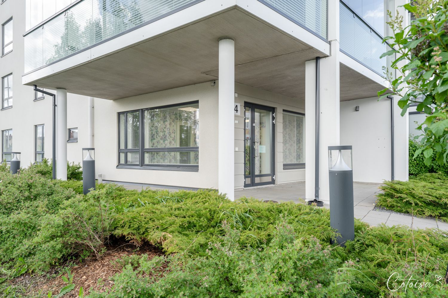 sisäänkäynti osin katettu
