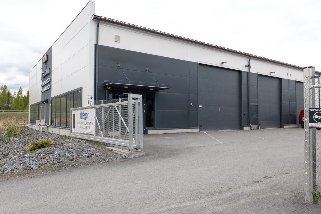 Uudehkoa ja siistiä hallitilaa!n. 300m2toimisto n. 50m2, toimiston yllä oleva parvi n. 50m2, hallitilaa n. 200m2nosturi ja pesulaitteet voidaan purkaa pois!-Maalämpö vesikiertosella lattialämmityksellä-Öljynerotuskaivo-Toimisto, wc, suihku-Viilentävä ilmalämpöpumppu toimistoon3000€+alv...