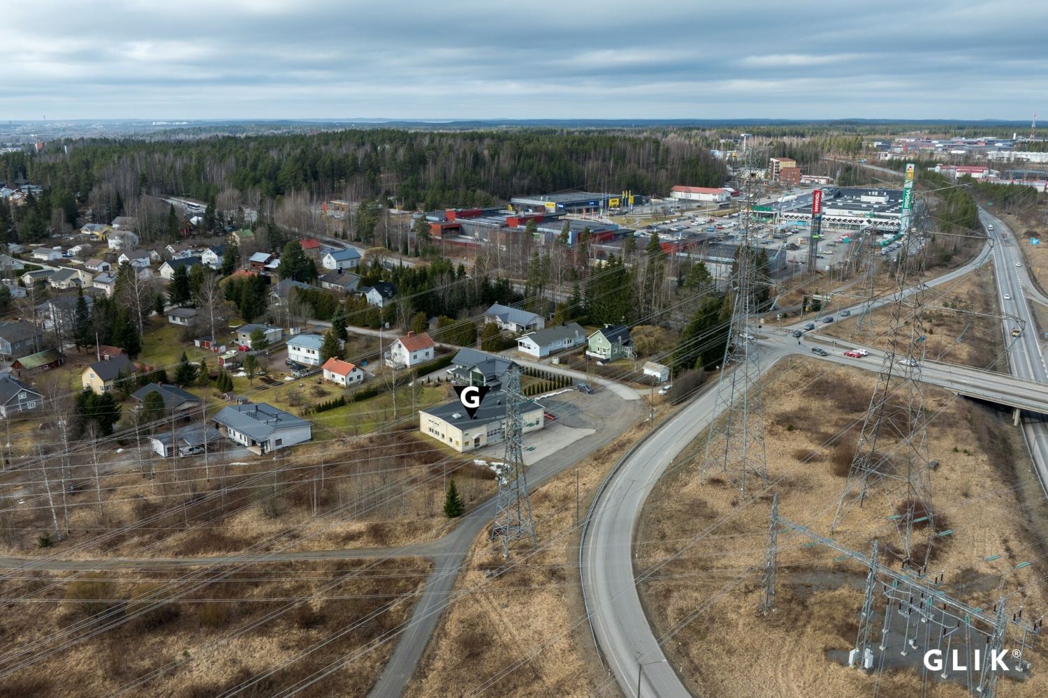 Näkyvällä paikalla Lentolan kauppakeskittymän lähellä oma kiinteistö jossa noin 1700m2 tontti. Kaikkiaan noin 350m2 rakennus jossa monipuolista työ- ja varastotilaa.Talossa on toimisto, varasto- /työtilaa isoilla nosto-ovilla,  pohjoispään hallissa (n.150m2) lattiakaivo. Hallissa on vesipiste. H...