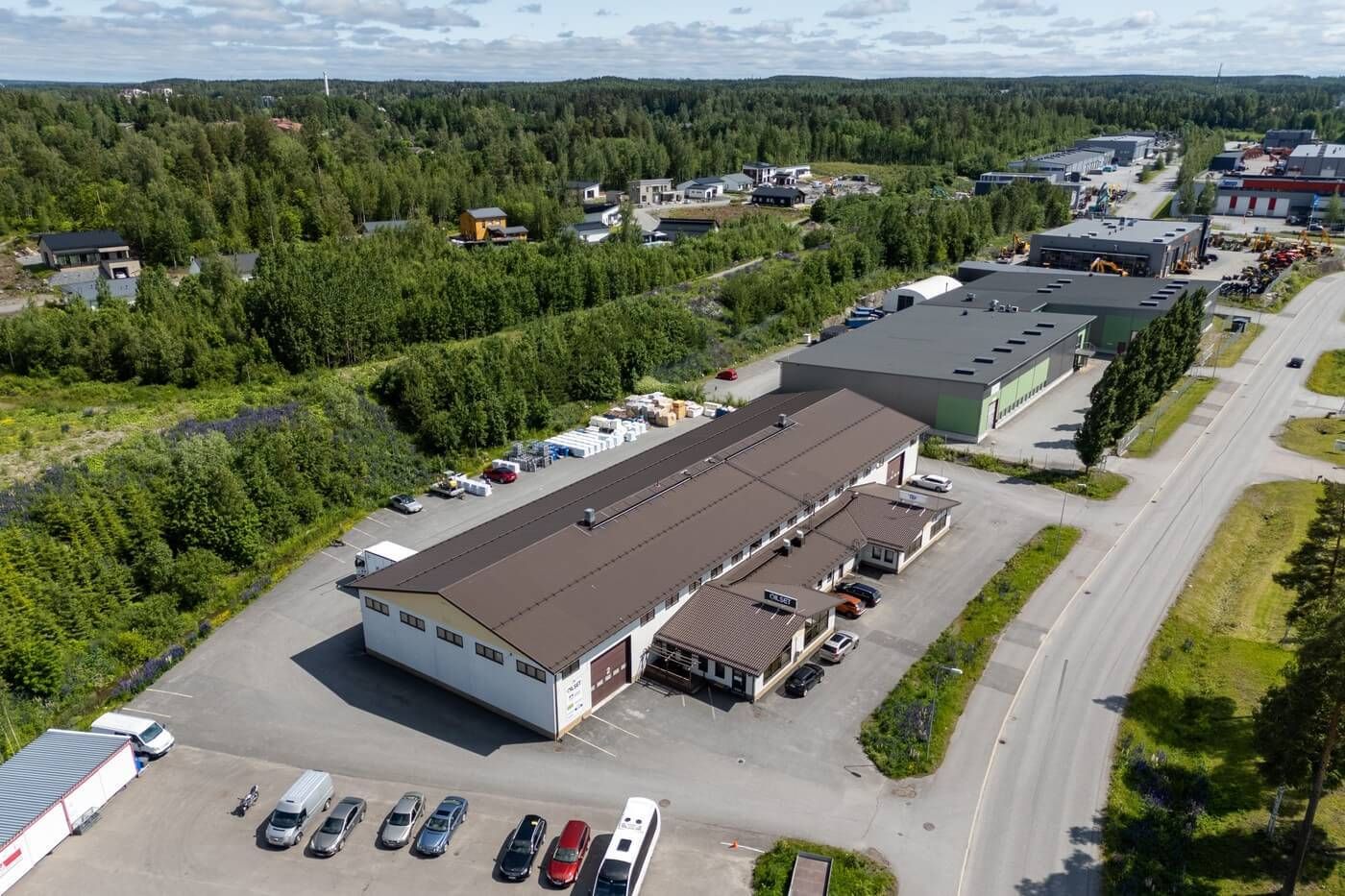 Pirkkalasta, erinomaisella sijainnilla, vapautumassa vuokrattavaksi selkeä varasto - hallitila. Toimitilaan johtaa yksi ...