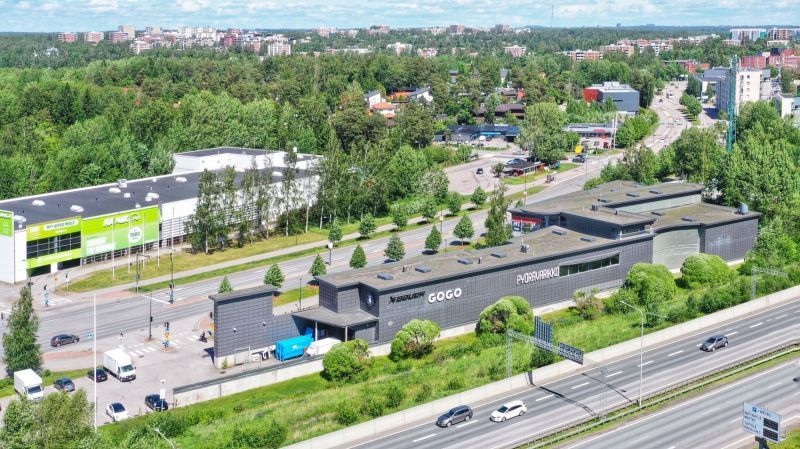 Näkyvä katutason liiketila Espoon Kuitinmäessä